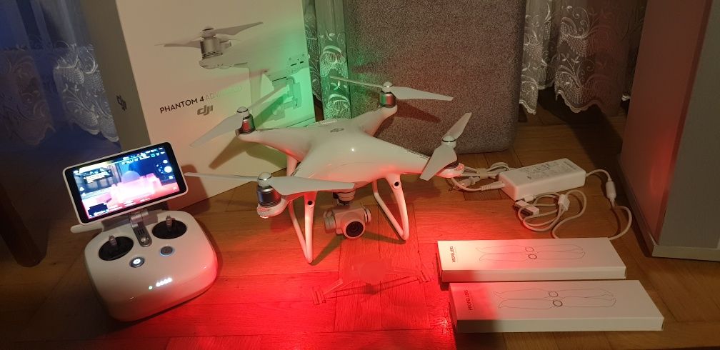 DJI phantom 4 Advanced z ekranem.SUPER