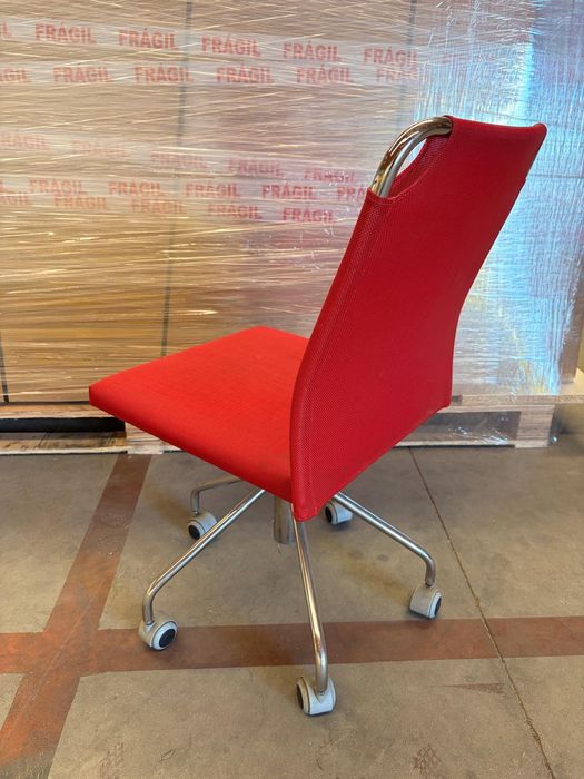 Cadeira rodada vermelha