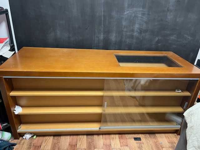 Lada sklepowa z witryną