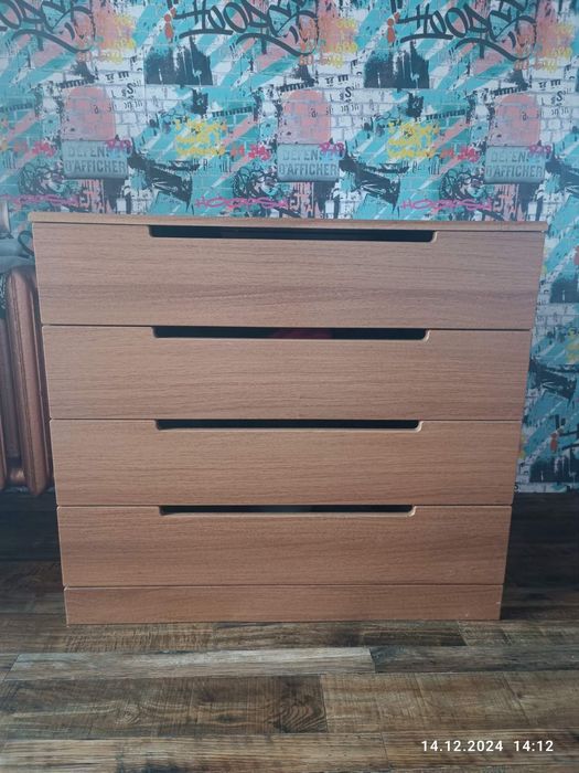 Комод без ручок.