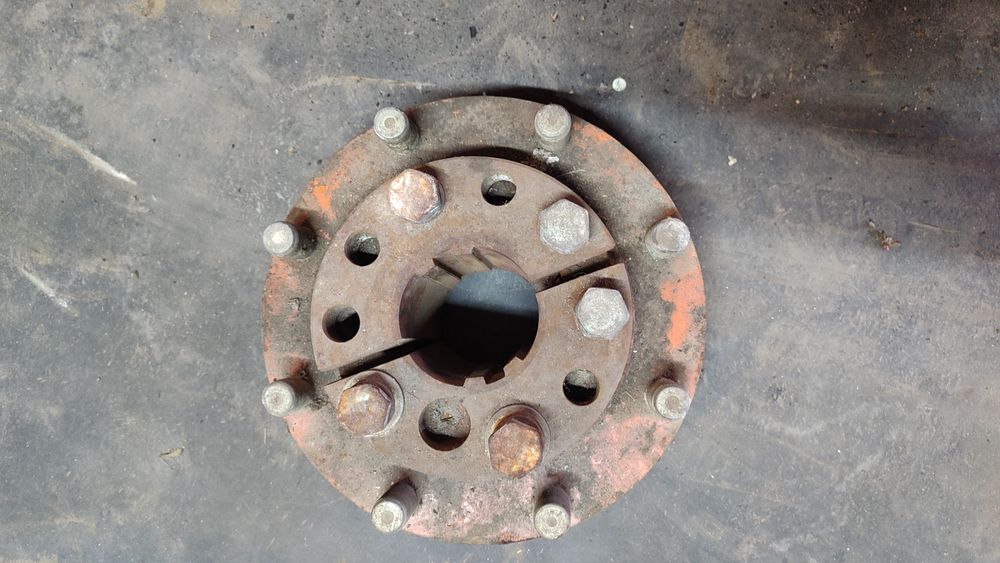 Ступиця заднього моста на трактора юмз