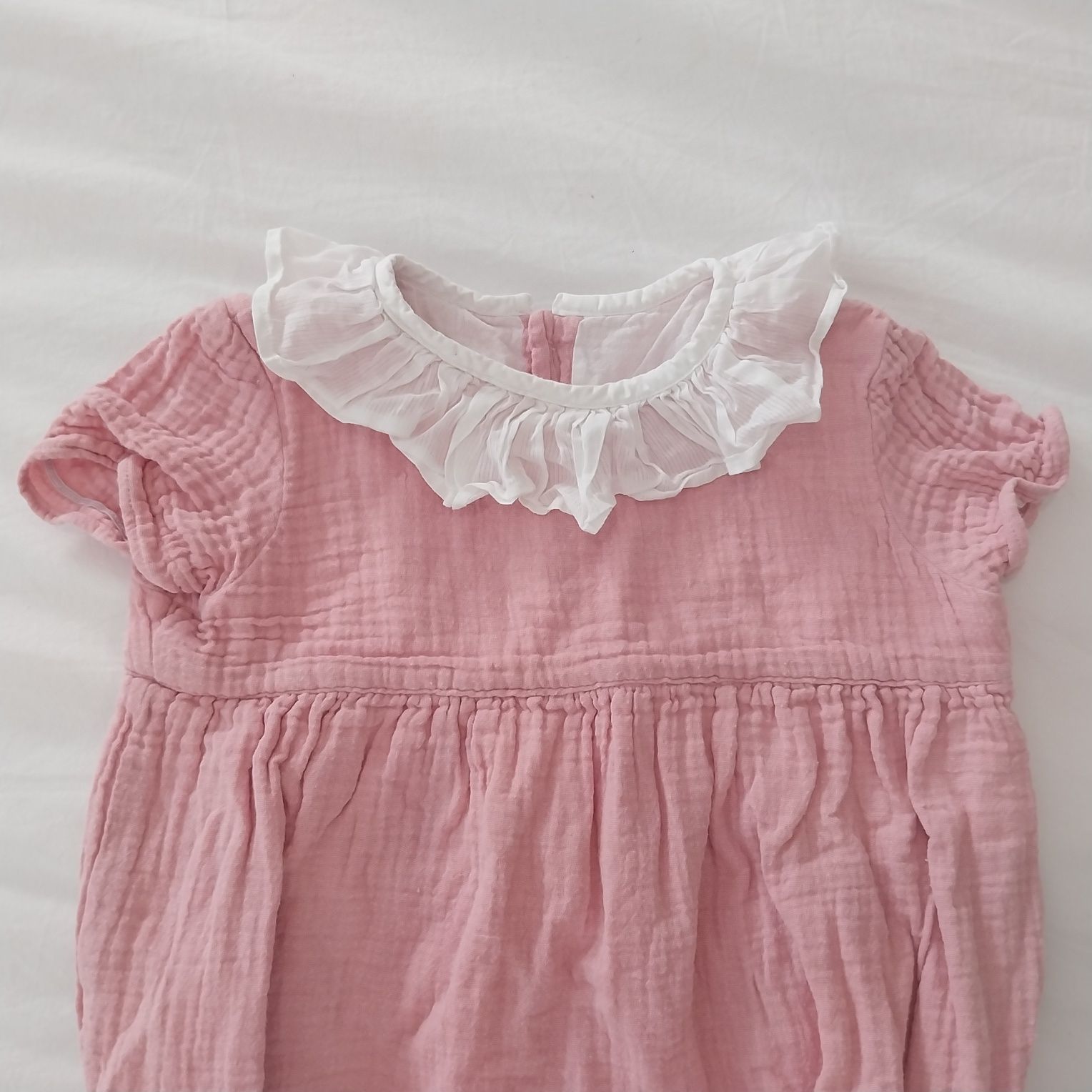 Fofo musseline cor de rosa com gola de folhos