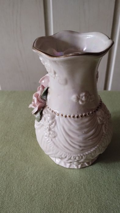 Wazonik porcelanowy ozdobny.