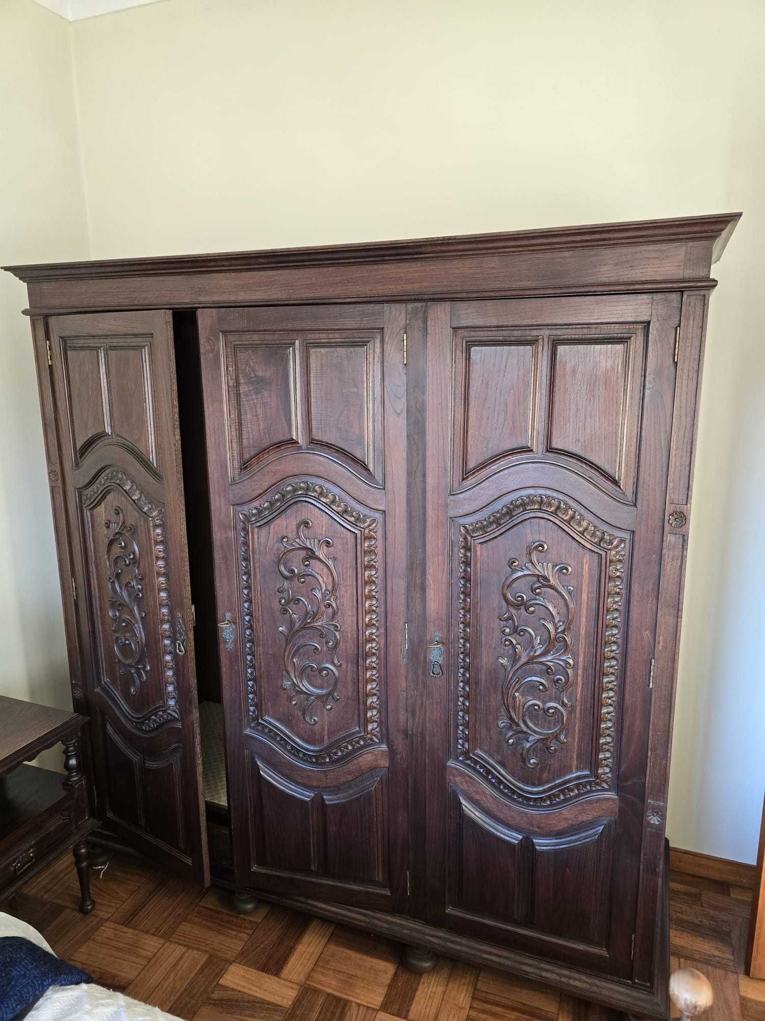Quarto completo (cama Casal, cômoda, 2 mesas cabeceira, roupeiro)