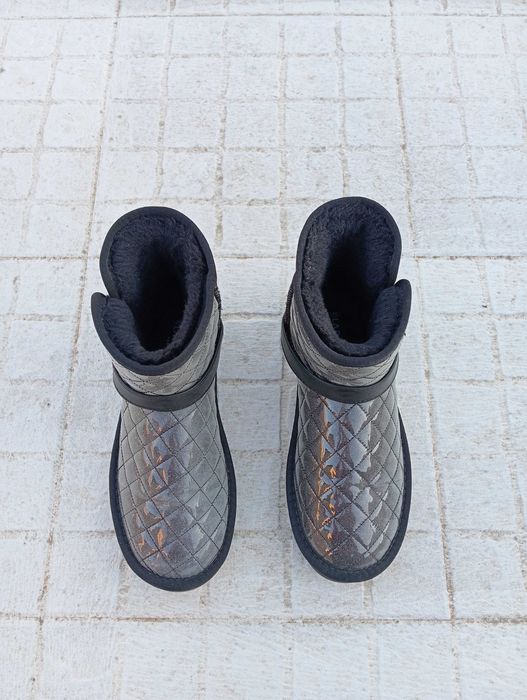 Botas em pêlo cinzentas e pretas
