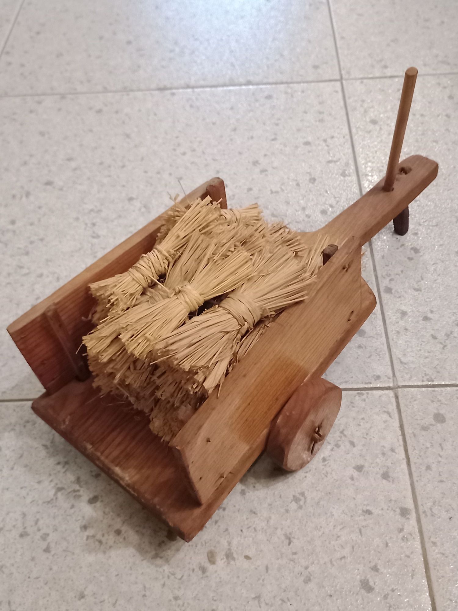 Mini carroça com palha - artesanato de Portugal