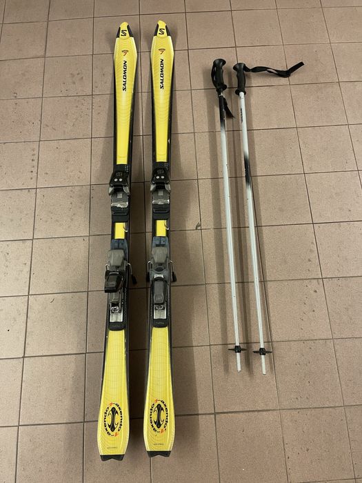 Skis usados Rossignol e Salomon com bastões.