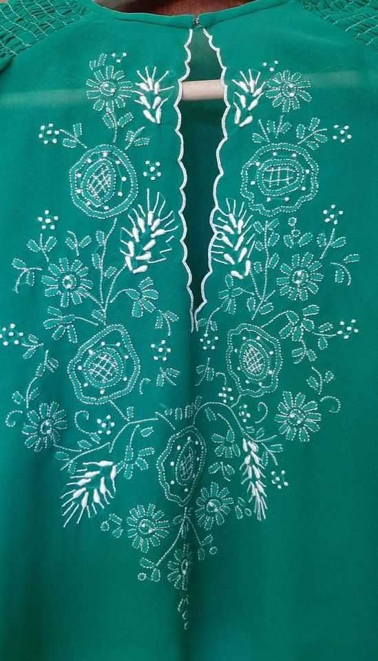 Blusa vintage verde de seda com bordado da Madeira em branco.