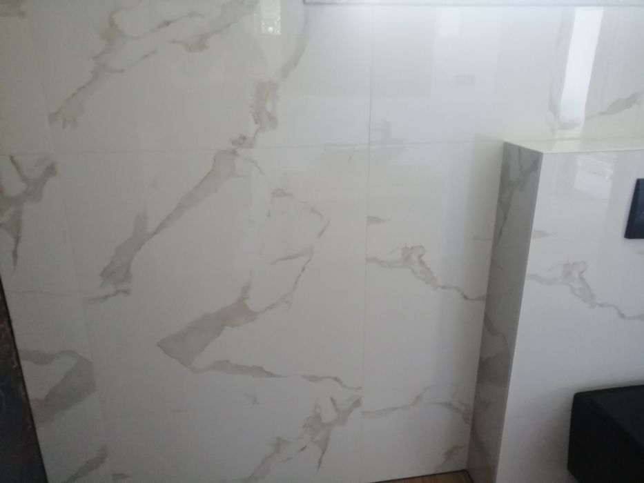 Płytki łazienkowe 80x80 gres szkliwiony polerowany.