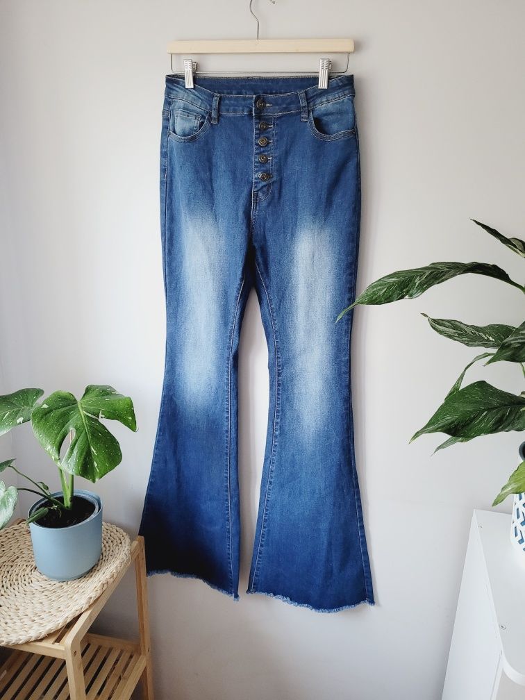 Damskie spodnie jeansowe dzwony rozmiar 40 marki shein.