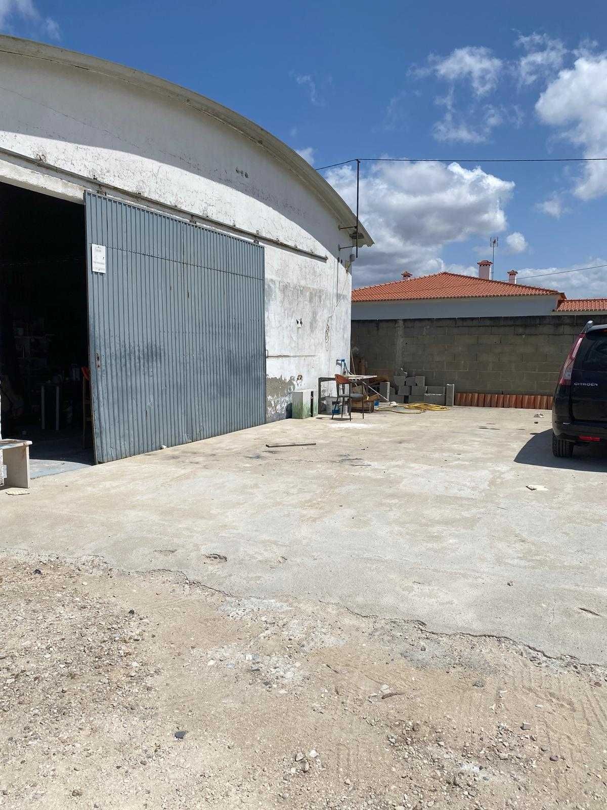 Alugo Armazem com 200m2, situado na estrada nacional 118  troco 2