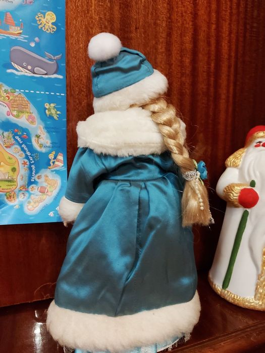 Дед мороз и снегурка под ёлку.