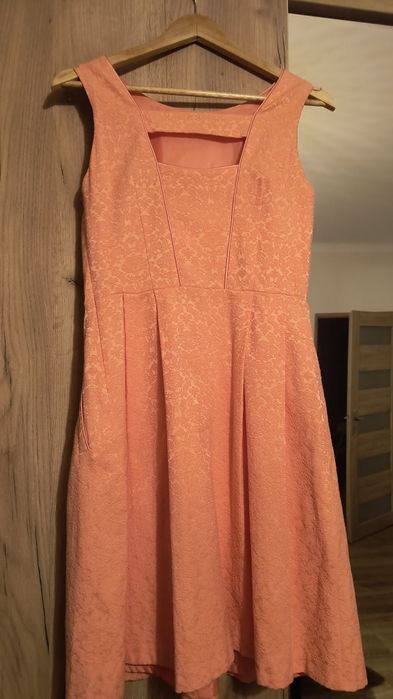 Sukienka łososiowa z kieszeniami.