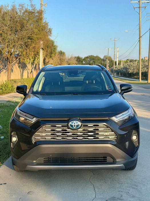 Toyota RAV4      2023
