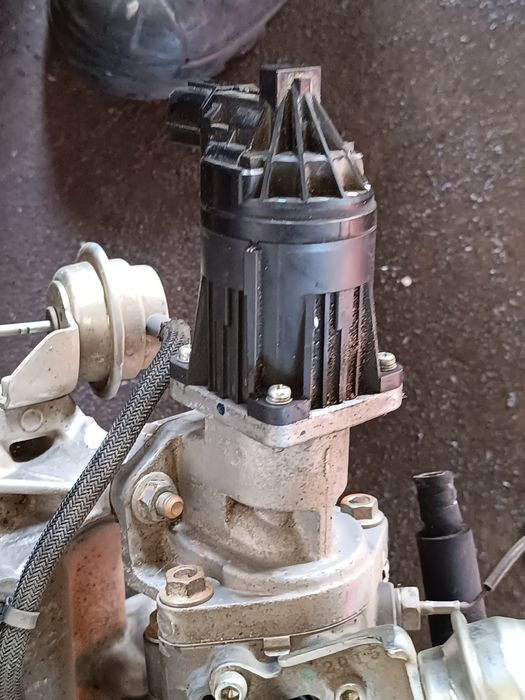 zawór chłodnica egr kolektor ssący Isuzu D max 1,9