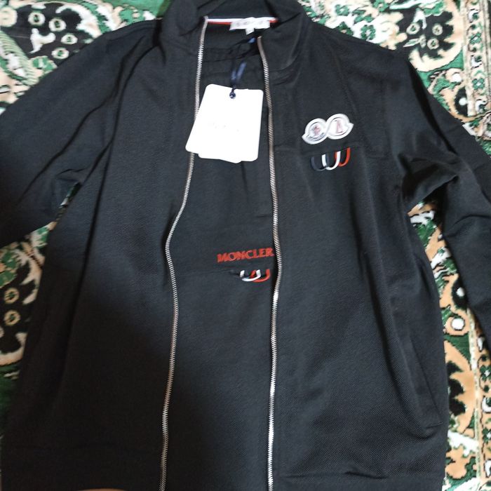 Продам куртку Moncler . спорт костюм