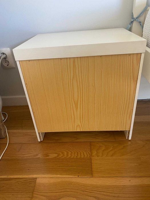 Mesa cabeceira branca