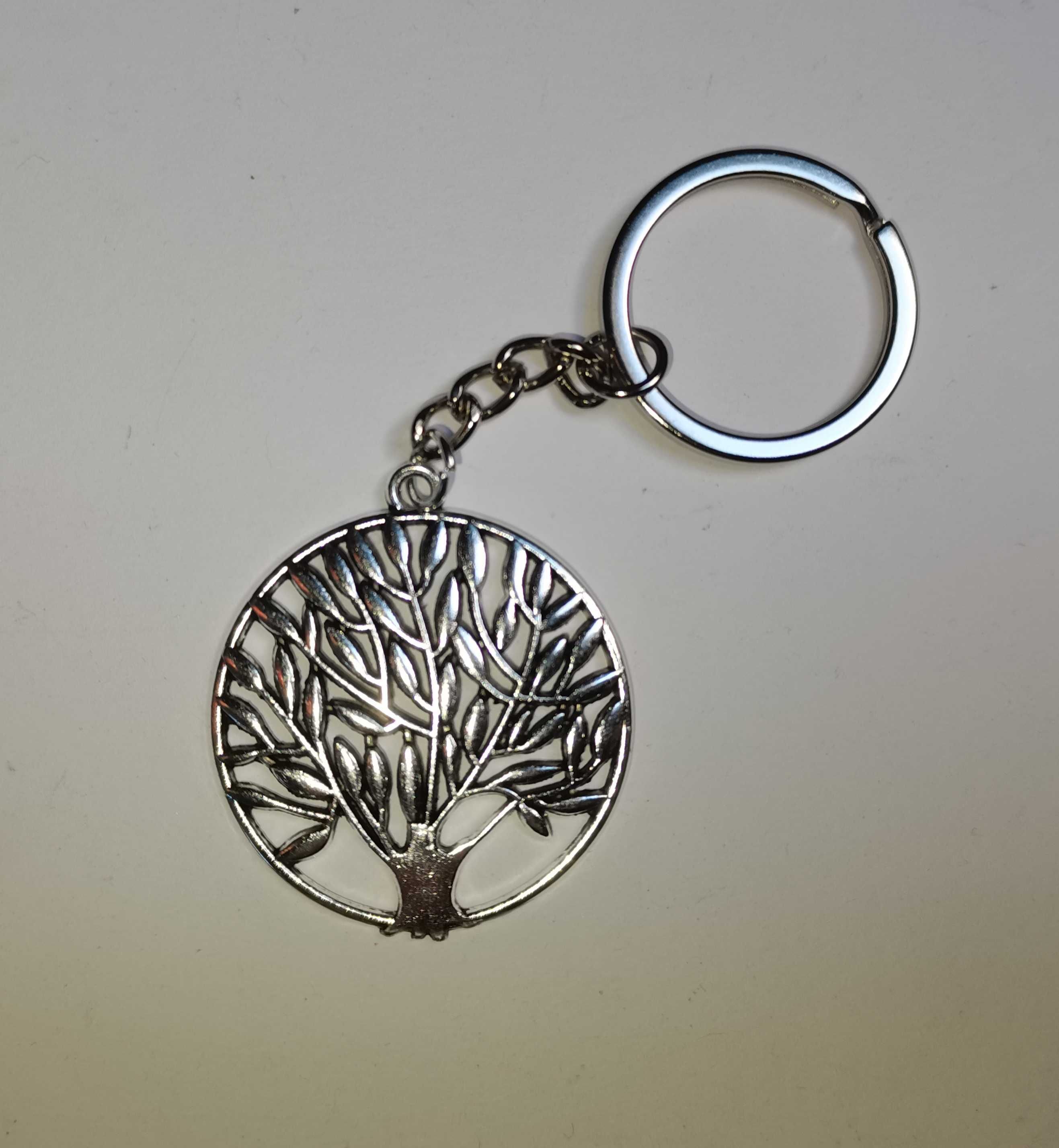 Okrągły metalowy breloczek - drzewo - kolor srebrny