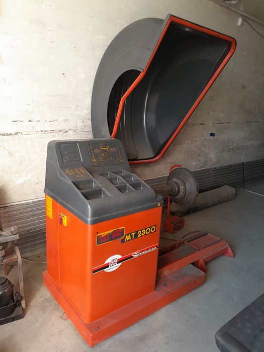 Станок балансіровка Італія.Для грузових та легкових автомобілів.