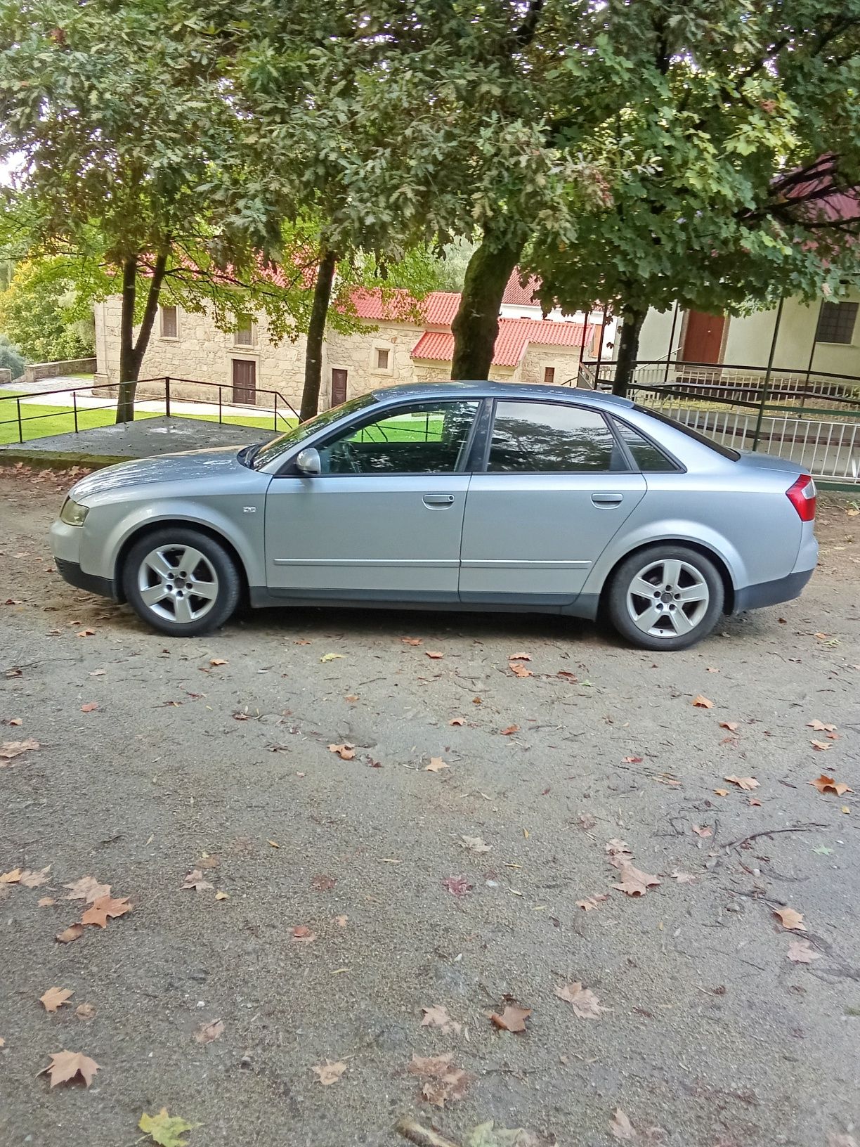 Audi A4 cinzento