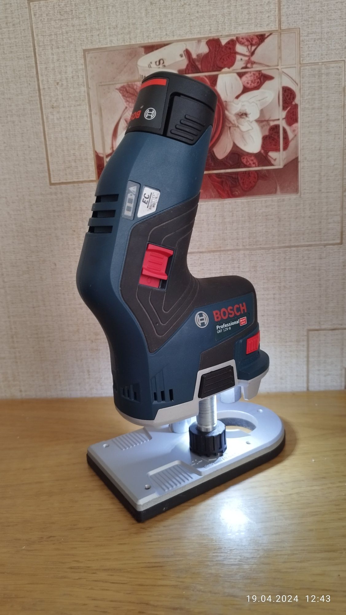 Бесщеточный фрезер с Подсветкой Bosch GKF 12V-8  12v/3.0 Li - lon