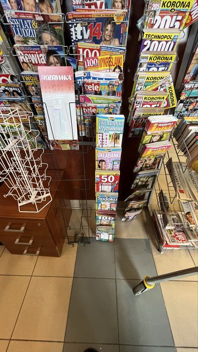 Wieszaki na regały ekspozytory przegródki na Krzyżówki książki