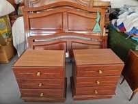 Vende-se cama, mesas de cabeceira e colchão