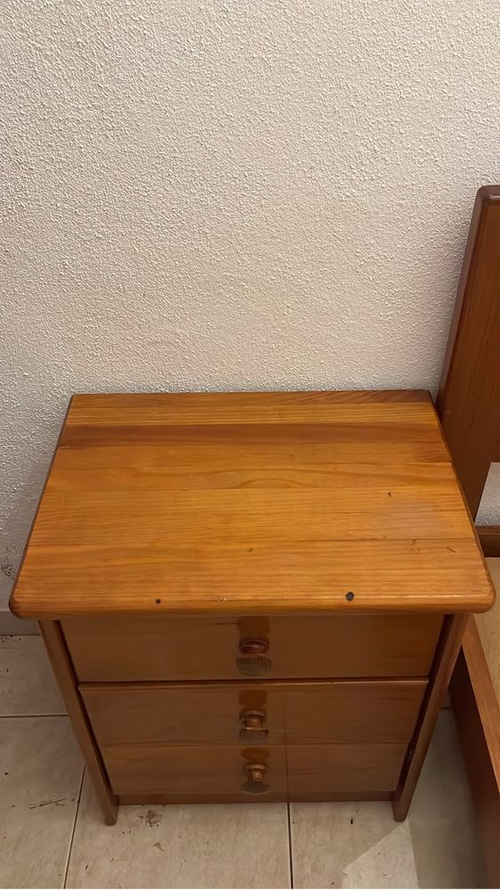 cama casal com mesas cabeceira e SEM ESTRADO