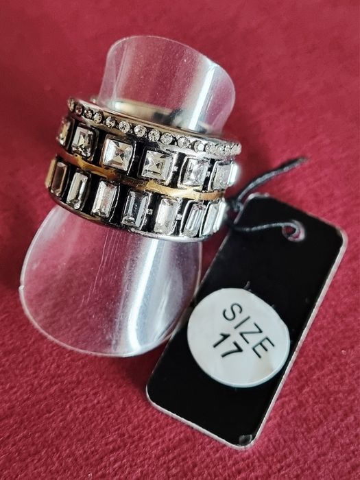 Anel bicolor, em aço, com zirconias e pedras de vidro. T17