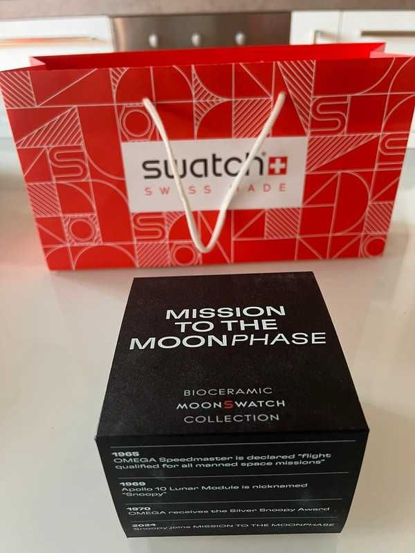 Omega x Swatch Snoopy SO33B700 - Czarny zegarek z kosmicznym Snoopy