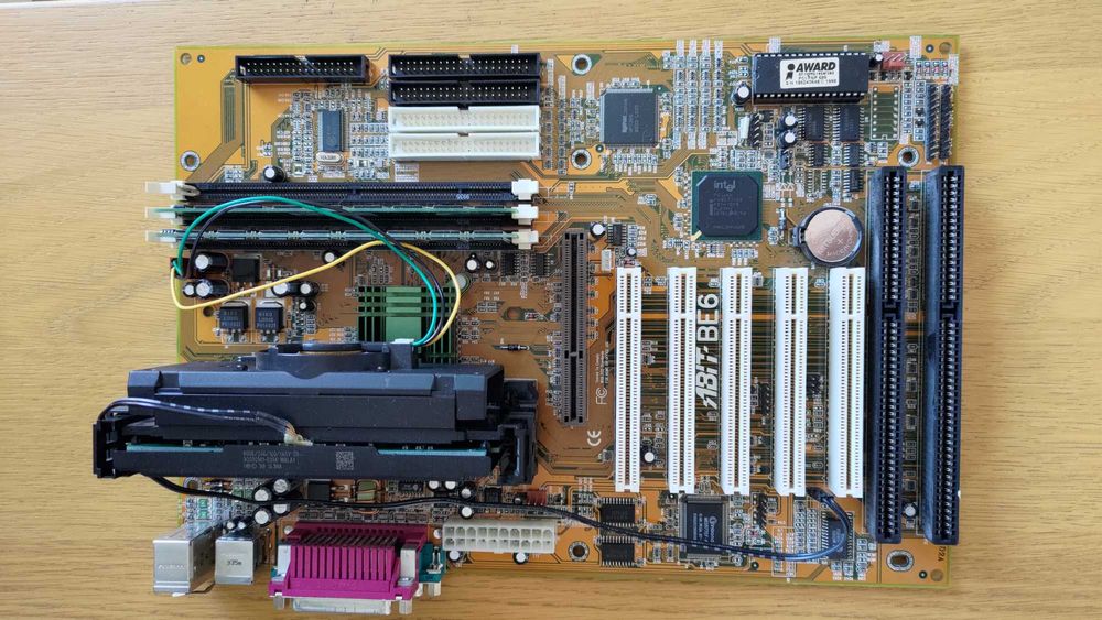 ABIT BE6 (Intel 440BX) + Pentium III 600E - sprawne, retro