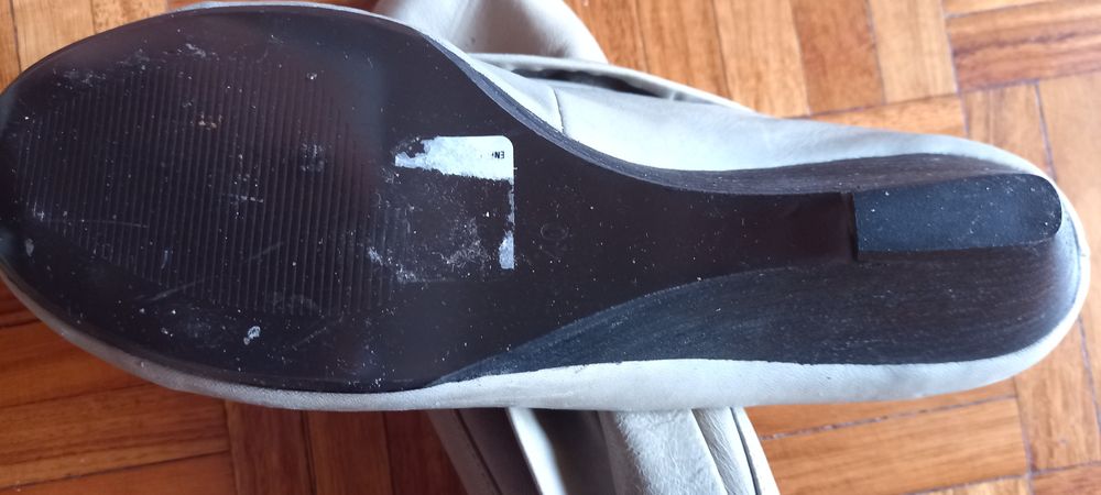 Sapatos com dobra, quase de graça.
