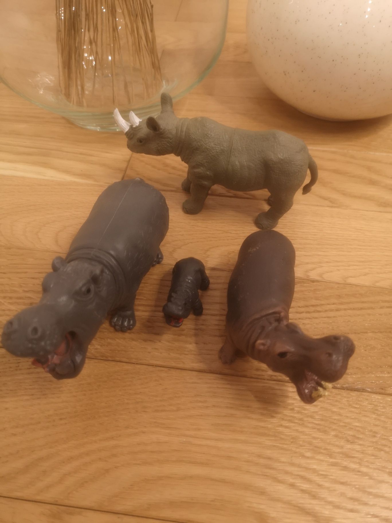 3 figurki hipopotamów i 1 figurka nosorożca