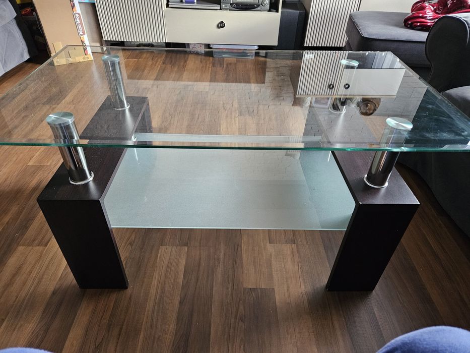 Oddam stolik szklany z drewnem