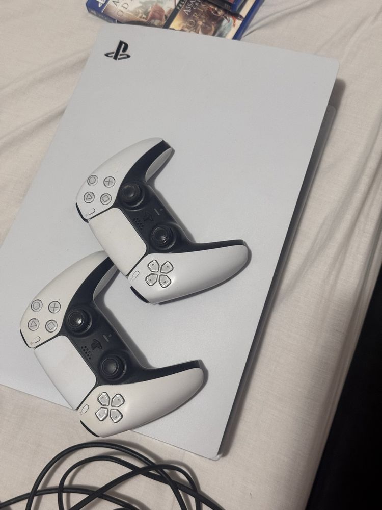 Ps5 com dois comandos e 4 jogos