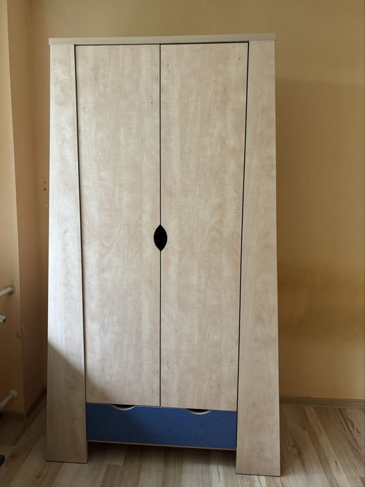Szafa na ubrania z szyfladami