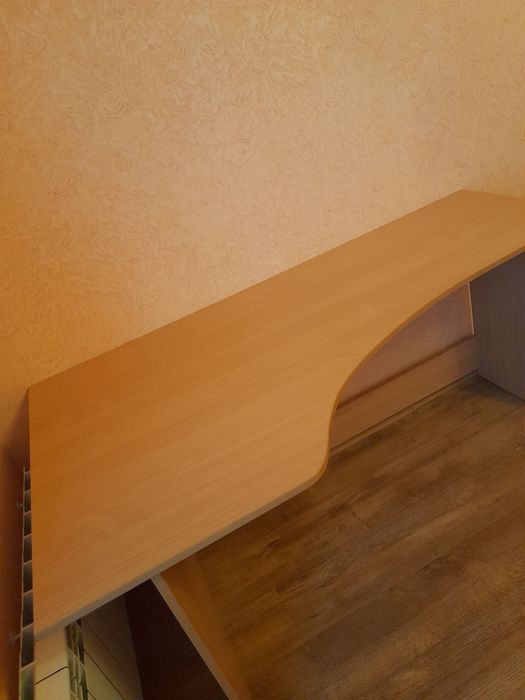 Продам стол. в отличном состоянии 1м 5х0,8