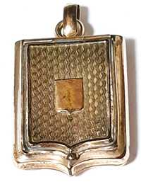Lindissimo raro antigo pendente relicário com banho em ouro