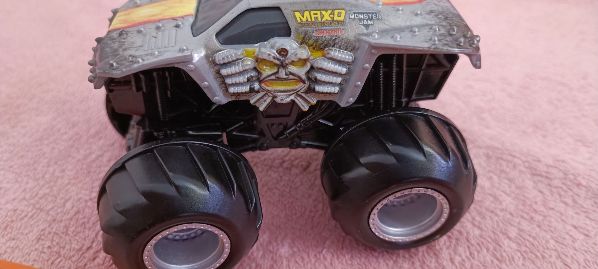 Carro monster jam max d com puxador de corda