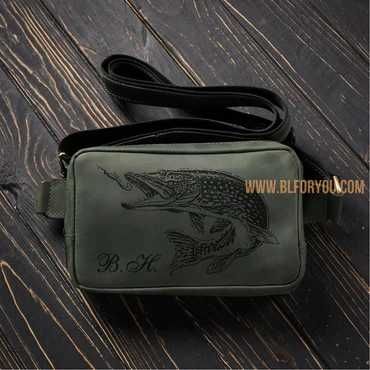 Чоловіча шкіряна сумка бананка з гравіюванням, іменна сумка на плече