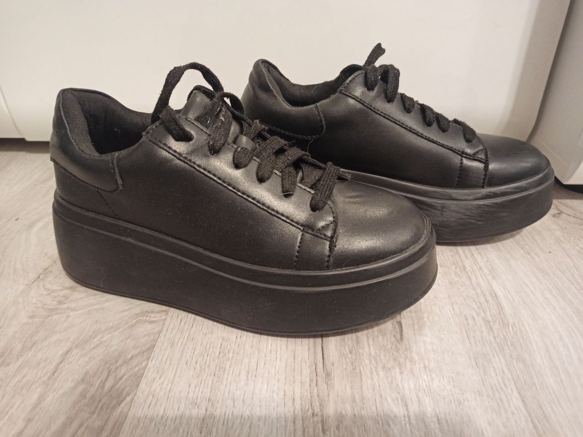 Buty na grubej podeszwie rozm. 35