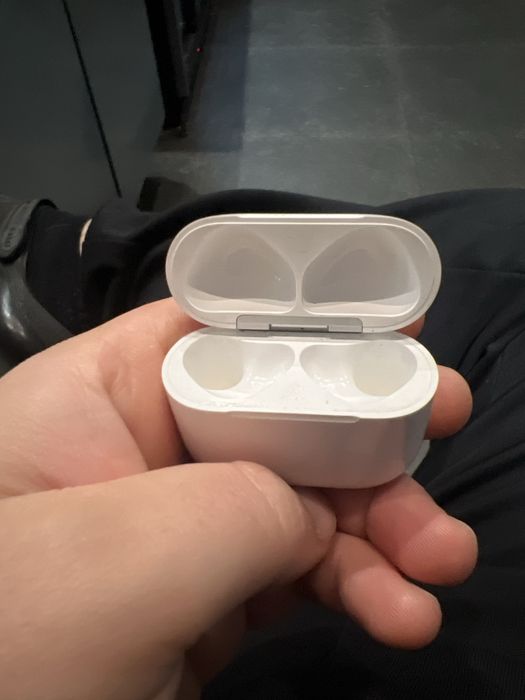 Продам кейс от air pods 4. (Без наушников)