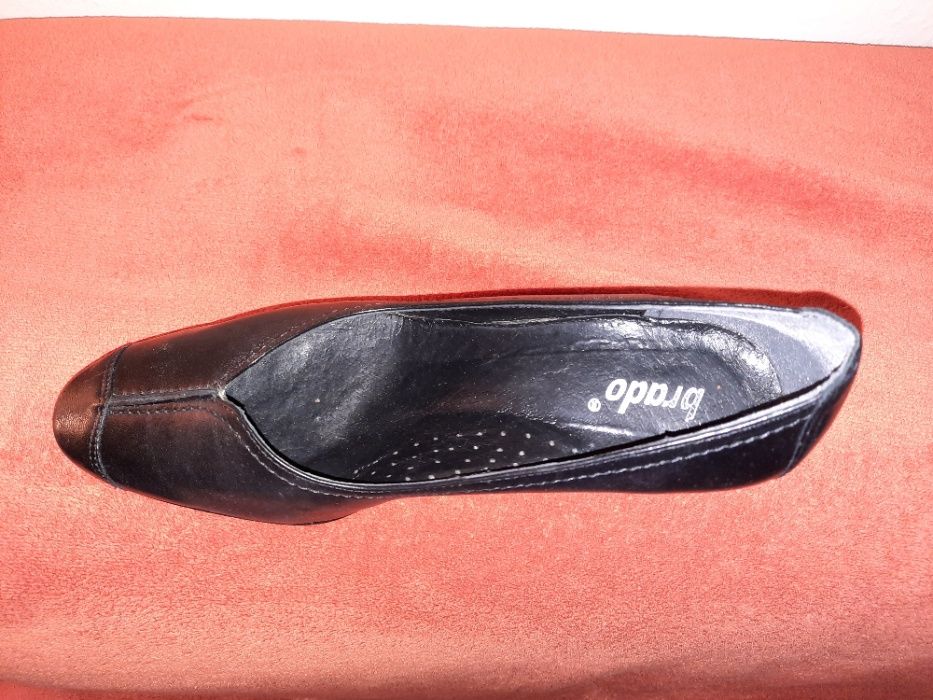 Sprzedam nowe skórzane buty damskie na niskim obcasie, rozm. 36