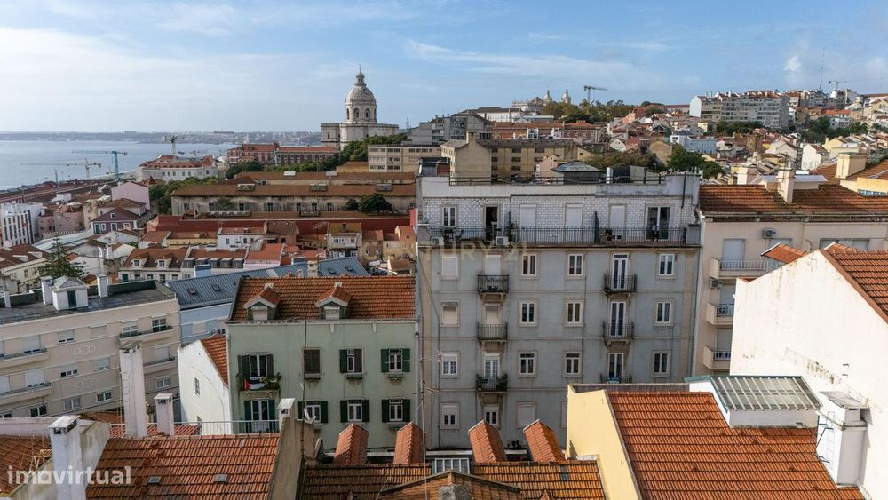 Apartamento T3, em São Vicente, com Pé Direito Alto e Tetos Trabalhado