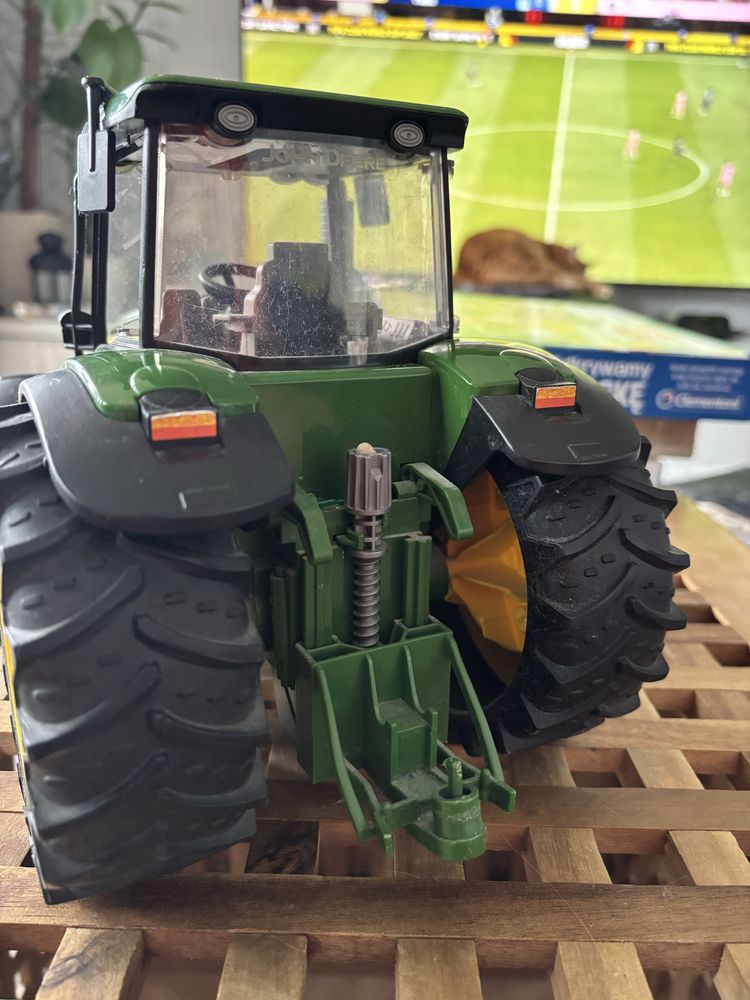 BRUDER - Duzy traktor John Deere 7930