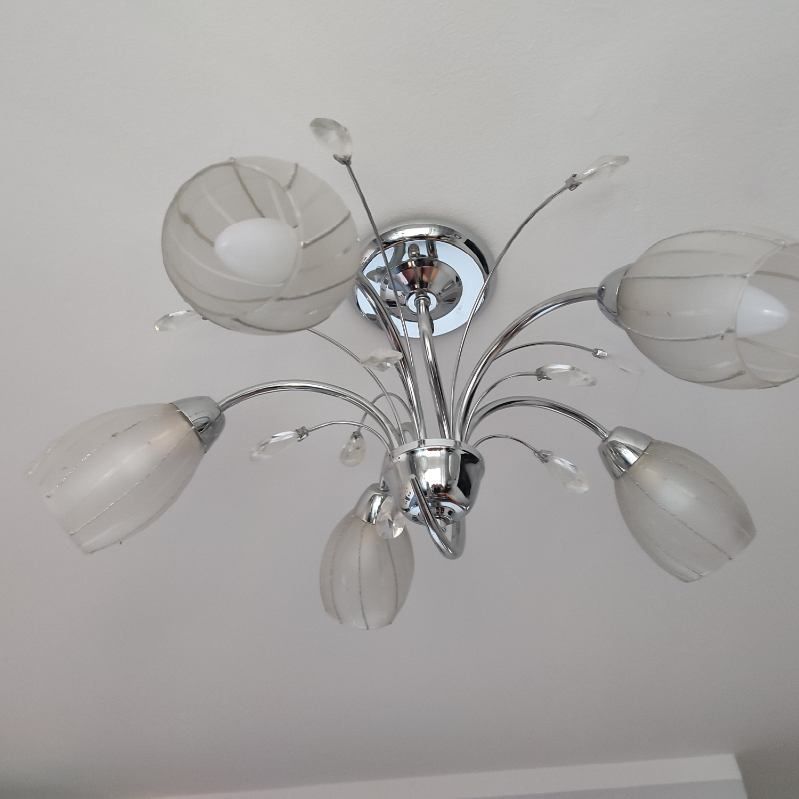 Żyrandol z żarówkami LED