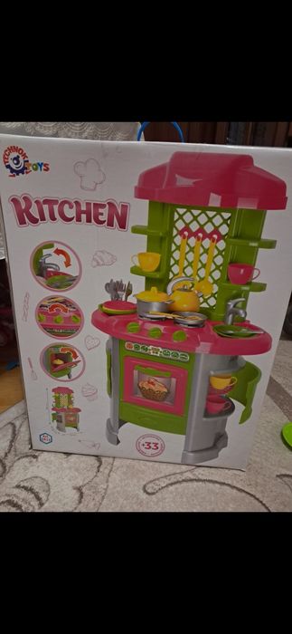 Дитяча кухнЯ з посудом.