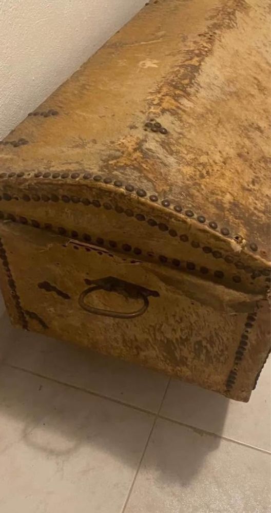 Baú arca em pele com pés removiveis