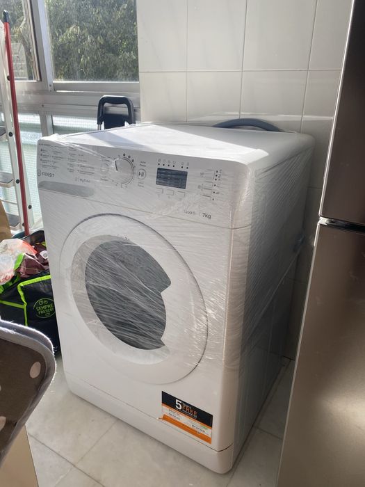 Máquina de lavar roupa INDESIT