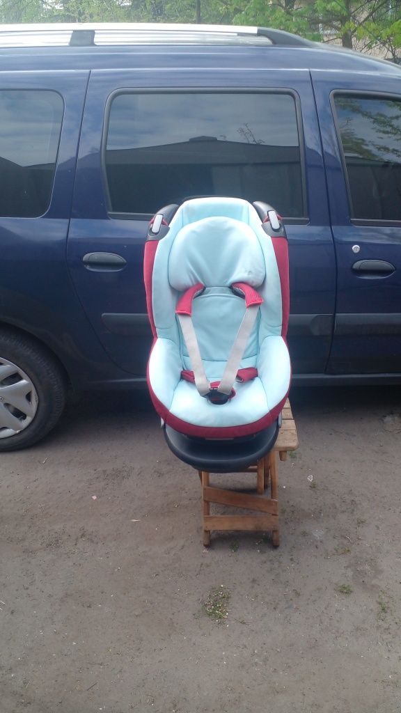 Продам дитяче автокрісло Maxi Cosi 2000гр.